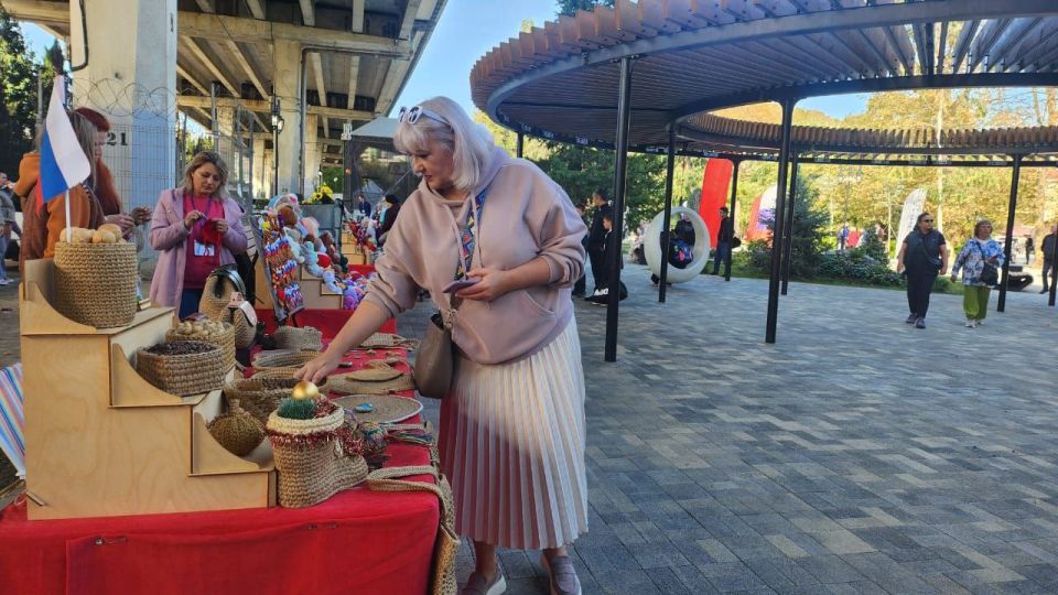 В День народного единства Для жителей и гостей города в парке «50 лет Победы» Хостинского района Сочи открылись выставки — ярмарка мастеров декоративно-прикладного искусства, а также выставка художественных картин... В День народного единства Для жителей и гостей города в парке «50 лет Победы» Хостинского района Сочи открылись выставки — ярмарка мастеров декоративно-прикладного искусства, а также выставка художественных картин...