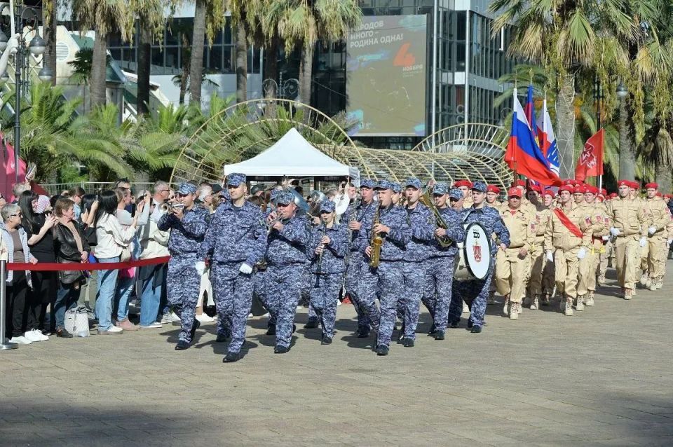 В День народного единства в ряды Юнармии приняли 150 сочинцев В День народного единства в ряды Юнармии приняли 150 сочинцев