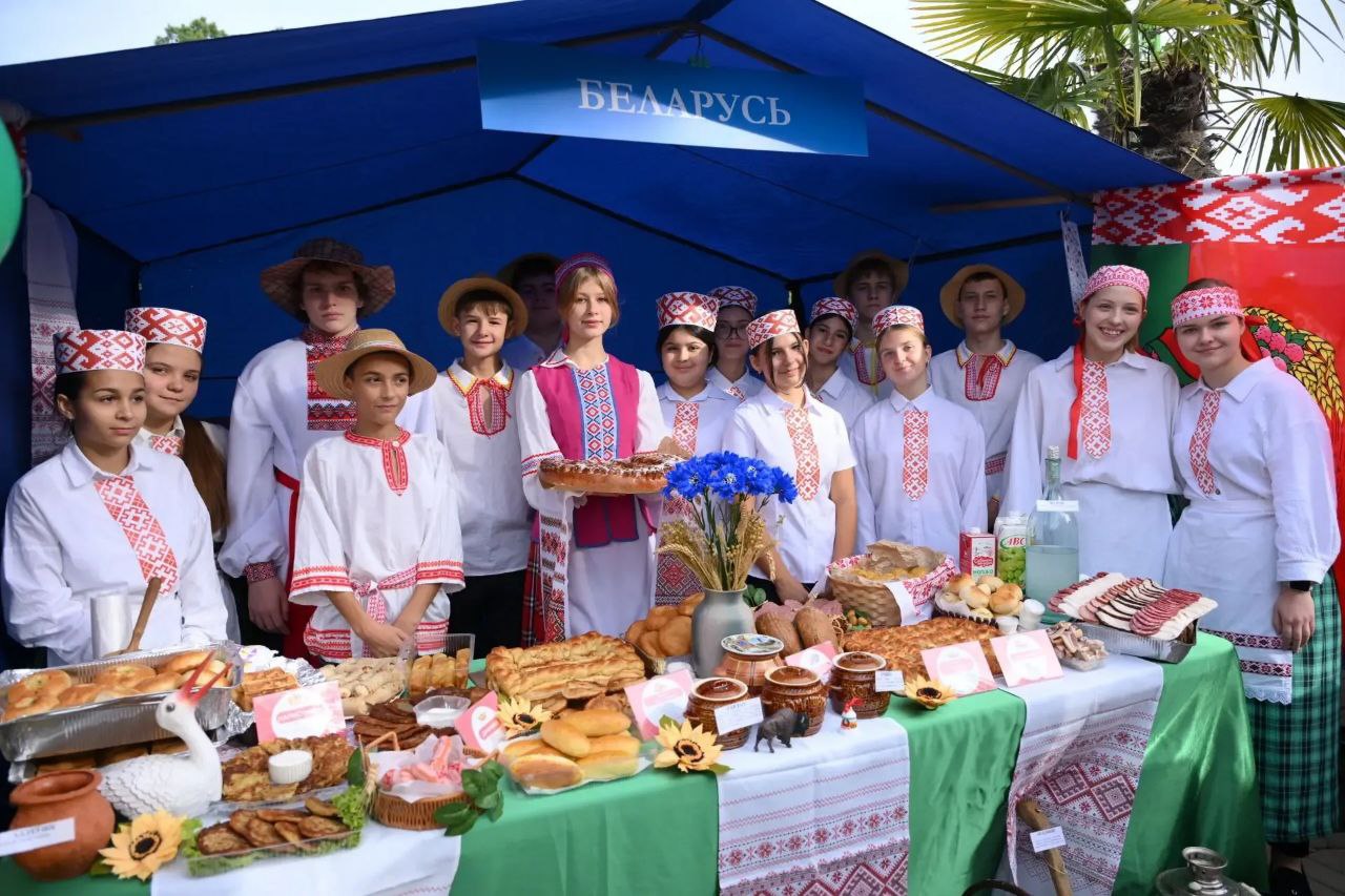 В Адлерском районе Сочи в День народного единства состоялся фестиваль национальных культур "Мы едины" В Адлерском районе Сочи в День народного единства состоялся фестиваль национальных культур "Мы едины"