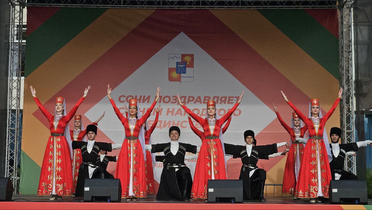 В День народного единства на площади Центра национальных культур в Лазаревском районе работают национальные подворья с творческими программами, выставки декоративно-прикладного искусства, фотозоны и мастер-классы В День народного единства на площади Центра национальных культур в Лазаревском районе работают национальные подворья с творческими программами, выставки декоративно-прикладного искусства, фотозоны и мастер-классы