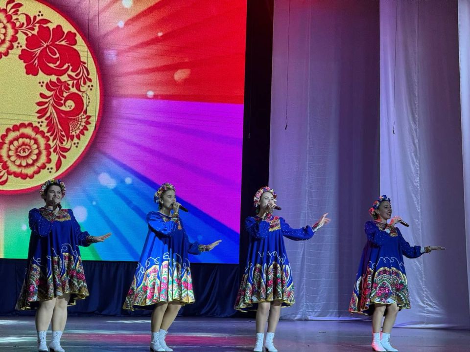 Сегодня, в День народного единства и праздника Казанской иконы Божией Матери, в Ейском городском дворце культуры им. А.А. Колесникова состоялась праздничная программа «Народы едины под солнцем России» Сегодня, в День народного единства и праздника Казанской иконы Божией Матери, в Ейском городском дворце культуры им. А.А. Колесникова состоялась праздничная программа «Народы едины под солнцем России»