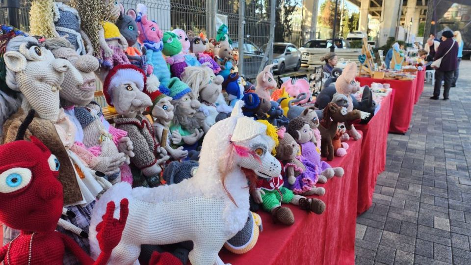 В День народного единства Для жителей и гостей города в парке «50 лет Победы» Хостинского района Сочи открылись выставки — ярмарка мастеров декоративно-прикладного искусства, а также выставка художественных картин... В День народного единства Для жителей и гостей города в парке «50 лет Победы» Хостинского района Сочи открылись выставки — ярмарка мастеров декоративно-прикладного искусства, а также выставка художественных картин...