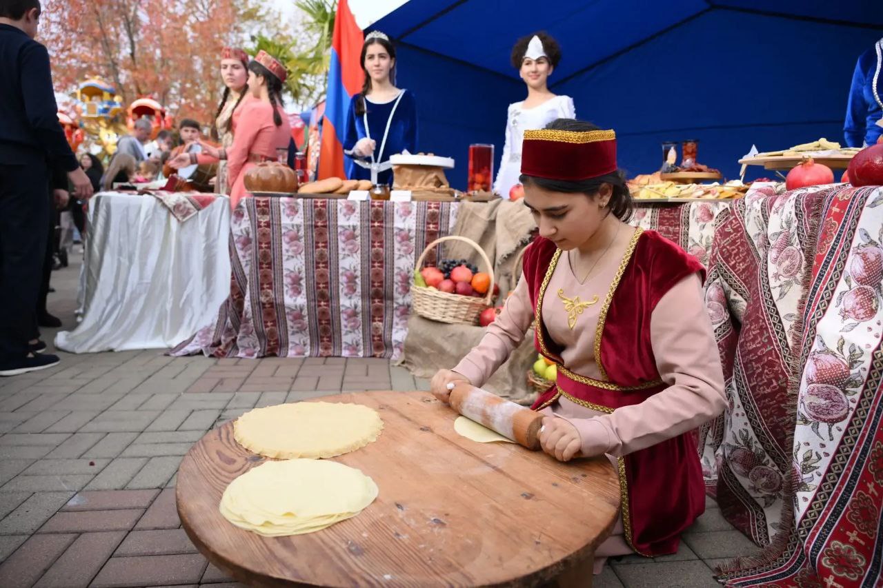 В Адлерском районе Сочи в День народного единства состоялся фестиваль национальных культур "Мы едины" В Адлерском районе Сочи в День народного единства состоялся фестиваль национальных культур "Мы едины"