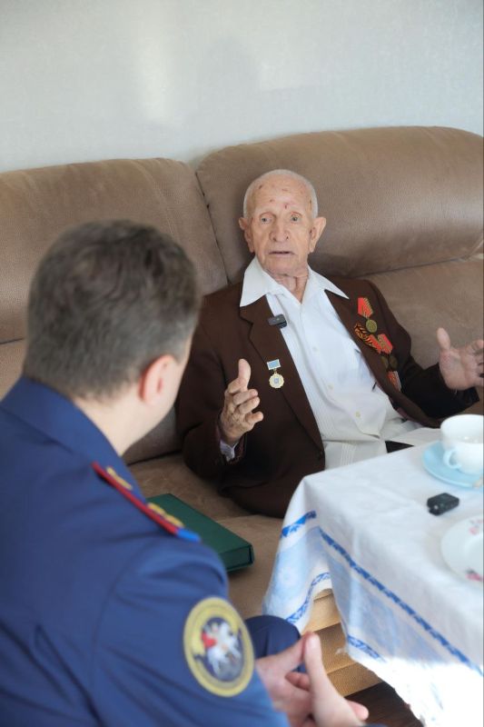 Руководитель следственного управления СК России по Краснодарскому краю Андрей Константинович Маслов в рамках рабочей поездки в Кропоткин навестил ветерана Великой Отечественной войны Алексея Васильевича Горяинова Руководитель следственного управления СК России по Краснодарскому краю Андрей Константинович Маслов в рамках рабочей поездки в Кропоткин навестил ветерана Великой Отечественной войны Алексея Васильевича Горяинова