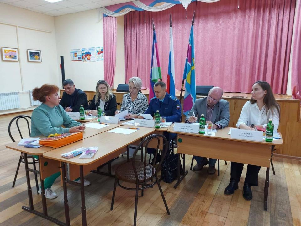 Прокурор района Роман Швецов с участием молодого специалиста прокуратуры, представителей социальной защиты населения, Фонда пенсионного и социального страхования России, администрации района, ГБУЗ «Темрюкская ЦРБ» и бюро МСЭ... Прокурор района Роман Швецов с участием молодого специалиста прокуратуры, представителей социальной защиты населения, Фонда пенсионного и социального страхования России, администрации района, ГБУЗ «Темрюкская ЦРБ» и бюро МСЭ...