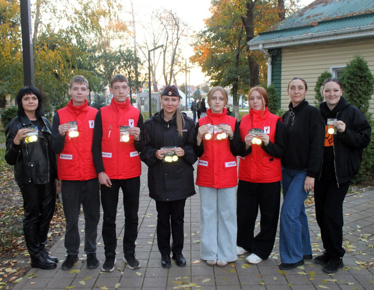 Сотрудники Госавтоинспекции Динского района совместно с активистами «Движения Первых» школы № 4 им. Г.К. Жукова провели акцию «Засветись в темноте» в центральном парке ст. Динской
