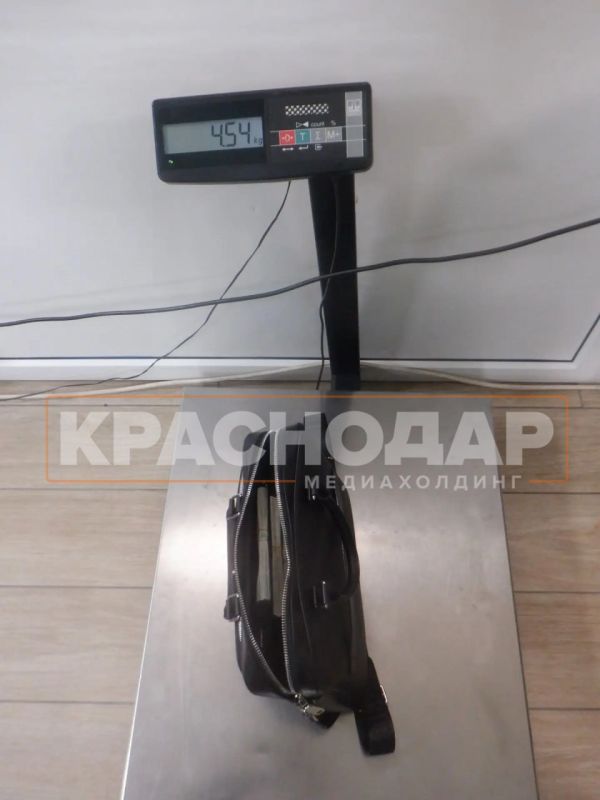 Пассажиры из Дубая задержаны в краснодарском аэропорту за попытку провезти 50 тысяч долларов Пассажиры из Дубая задержаны в краснодарском аэропорту за попытку провезти 50 тысяч долларов