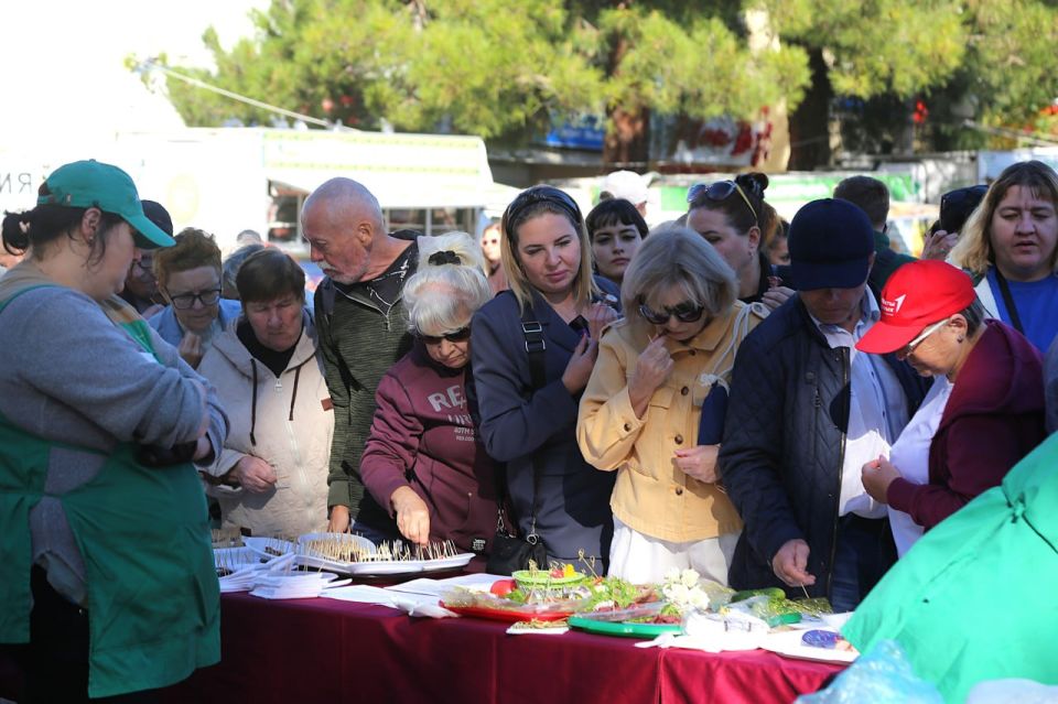 Посетители ярмарки выходного дня в Геленджике продегустировали колбасную продукцию Посетители ярмарки выходного дня в Геленджике продегустировали колбасную продукцию