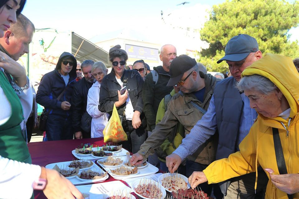 Посетители ярмарки выходного дня в Геленджике продегустировали колбасную продукцию Посетители ярмарки выходного дня в Геленджике продегустировали колбасную продукцию