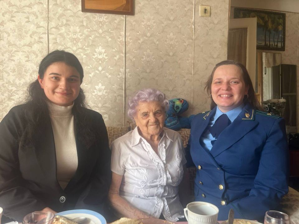 Прокуратура Карасунского административного округа г. Краснодара поздравила ветерана Великой Отечественной войны с днем рождения