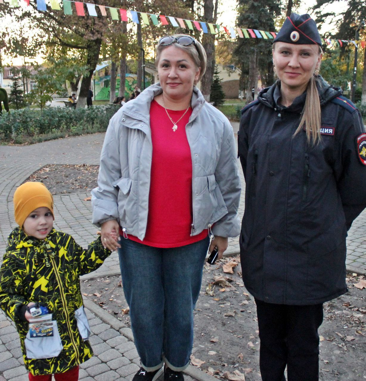 Сотрудники Госавтоинспекции Динского района совместно с активистами «Движения Первых» школы № 4 им. Г.К. Жукова провели акцию «Засветись в темноте» в центральном парке ст. Динской Сотрудники Госавтоинспекции Динского района совместно с активистами «Движения Первых» школы № 4 им. Г.К. Жукова провели акцию «Засветись в темноте» в центральном парке ст. Динской