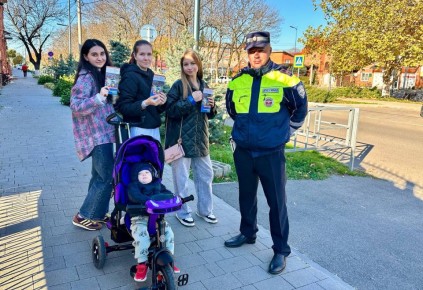 Очередную акцию «Будь ярче!» провели сотрудники Госавтоинспекции Лабинского района вблизи нерегулируемого пешеходного перехода