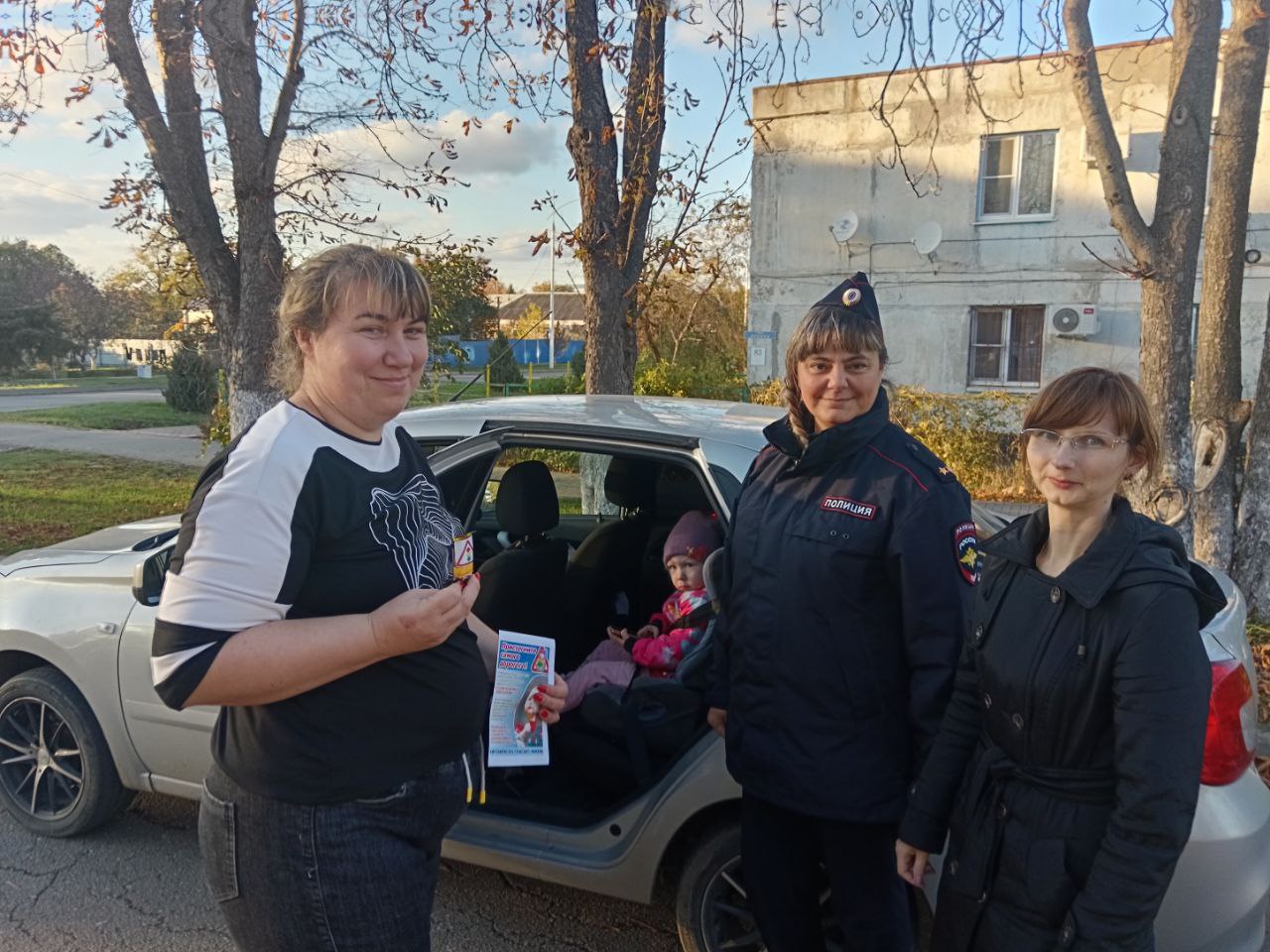 Сотрудники Госавтоинспекции совместно с представителями комиссии по делам несовершеннолетних и защите их прав, начальником ОДН УУП и ПДН организовали профилактический рейд по контролю за соблюдением правил перевозки детей... Сотрудники Госавтоинспекции совместно с представителями комиссии по делам несовершеннолетних и защите их прав, начальником ОДН УУП и ПДН организовали профилактический рейд по контролю за соблюдением правил перевозки детей...