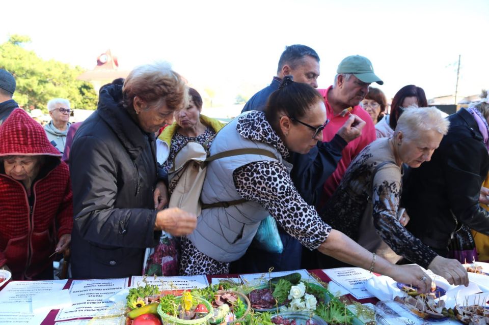 Посетители ярмарки выходного дня в Геленджике продегустировали колбасную продукцию Посетители ярмарки выходного дня в Геленджике продегустировали колбасную продукцию