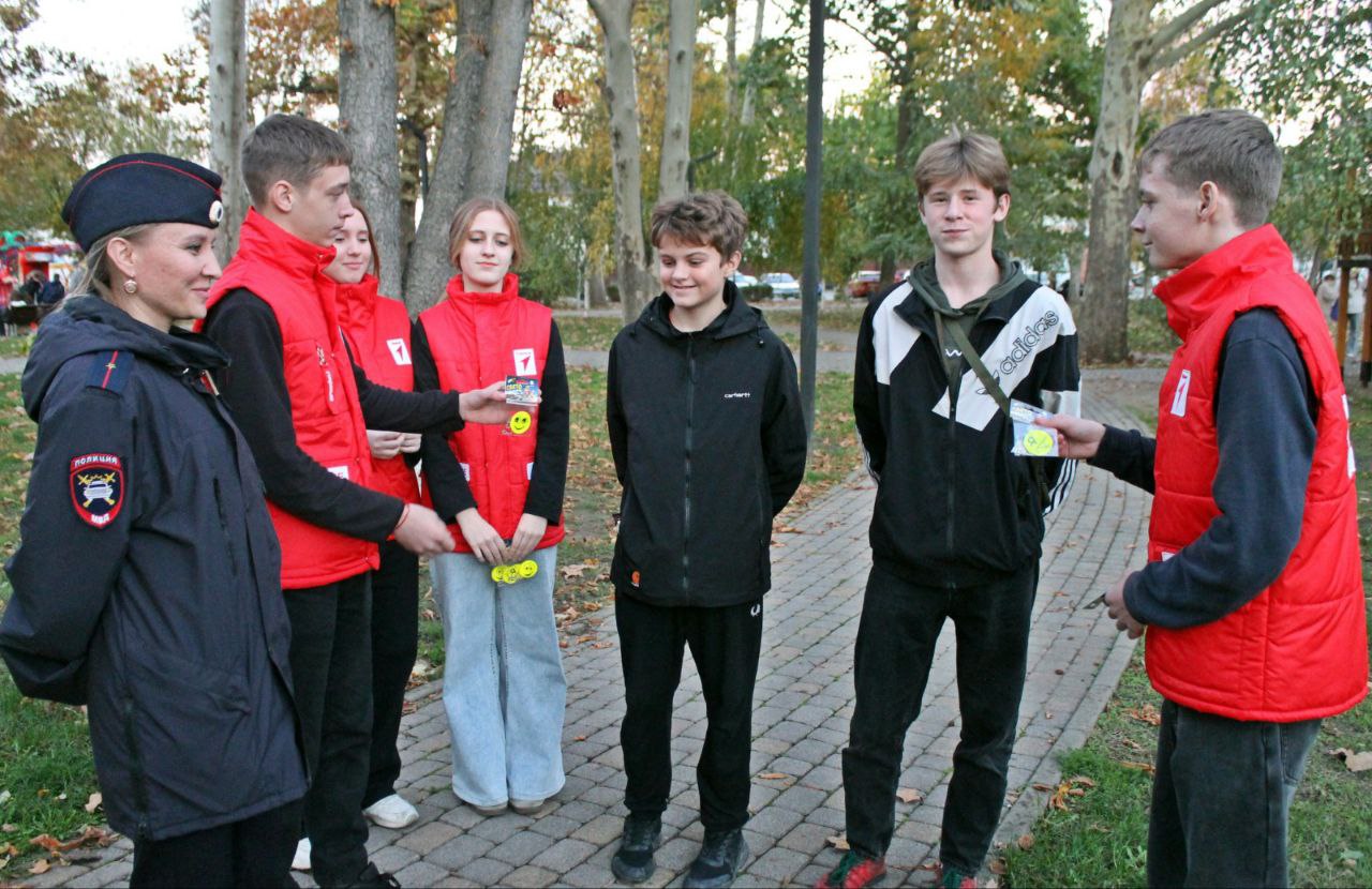 Сотрудники Госавтоинспекции Динского района совместно с активистами «Движения Первых» школы № 4 им. Г.К. Жукова провели акцию «Засветись в темноте» в центральном парке ст. Динской Сотрудники Госавтоинспекции Динского района совместно с активистами «Движения Первых» школы № 4 им. Г.К. Жукова провели акцию «Засветись в темноте» в центральном парке ст. Динской