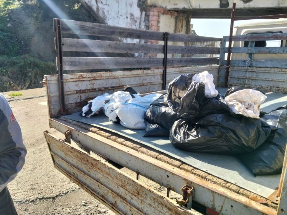 После атаки БПЛА на побережье Туапсе собрали 2,5 кубометра замазученной гальки После атаки БПЛА на побережье Туапсе собрали 2,5 кубометра замазученной гальки