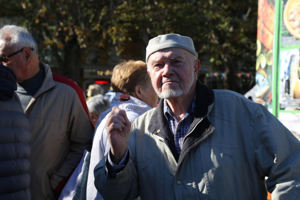 Посетители ярмарки выходного дня в Геленджике продегустировали колбасную продукцию