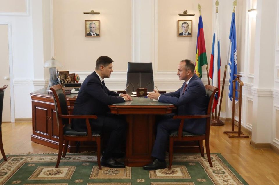 Алексей Богодистов: Сегодня на рабочей встрече с депутатом Государственной Думы Сергеем Викторовичем Алтуховым обсудили инициативу, направленную на развитие винодельческой и туристической отрасли региона