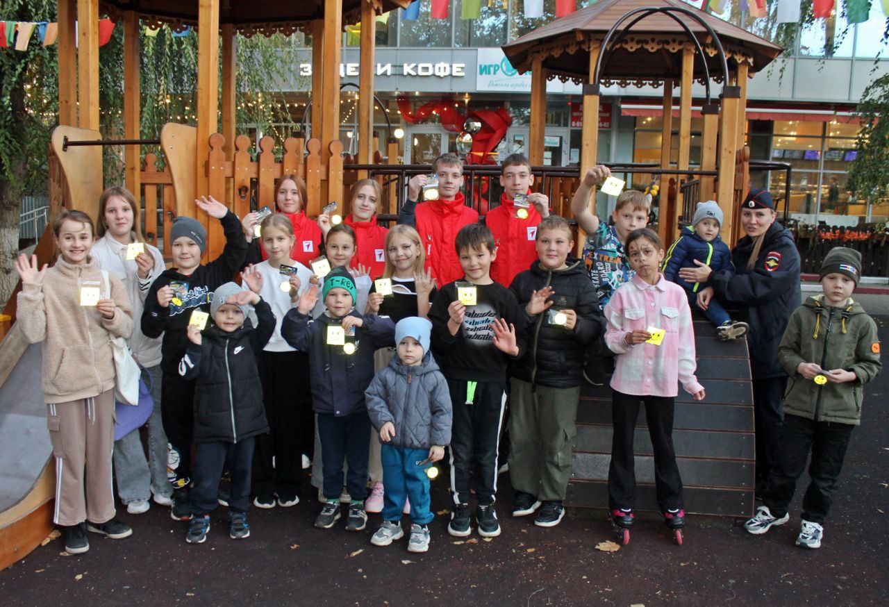 Сотрудники Госавтоинспекции Динского района совместно с активистами «Движения Первых» школы № 4 им. Г.К. Жукова провели акцию «Засветись в темноте» в центральном парке ст. Динской Сотрудники Госавтоинспекции Динского района совместно с активистами «Движения Первых» школы № 4 им. Г.К. Жукова провели акцию «Засветись в темноте» в центральном парке ст. Динской