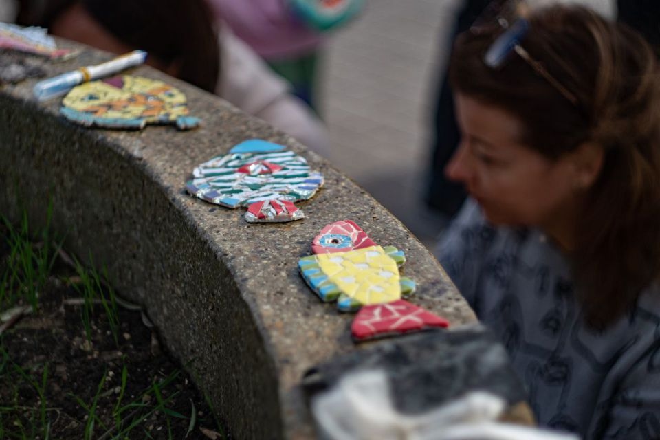 Стая новых мозаичных рыб «приплыла» на набережную в Новороссийске Стая новых мозаичных рыб «приплыла» на набережную в Новороссийске