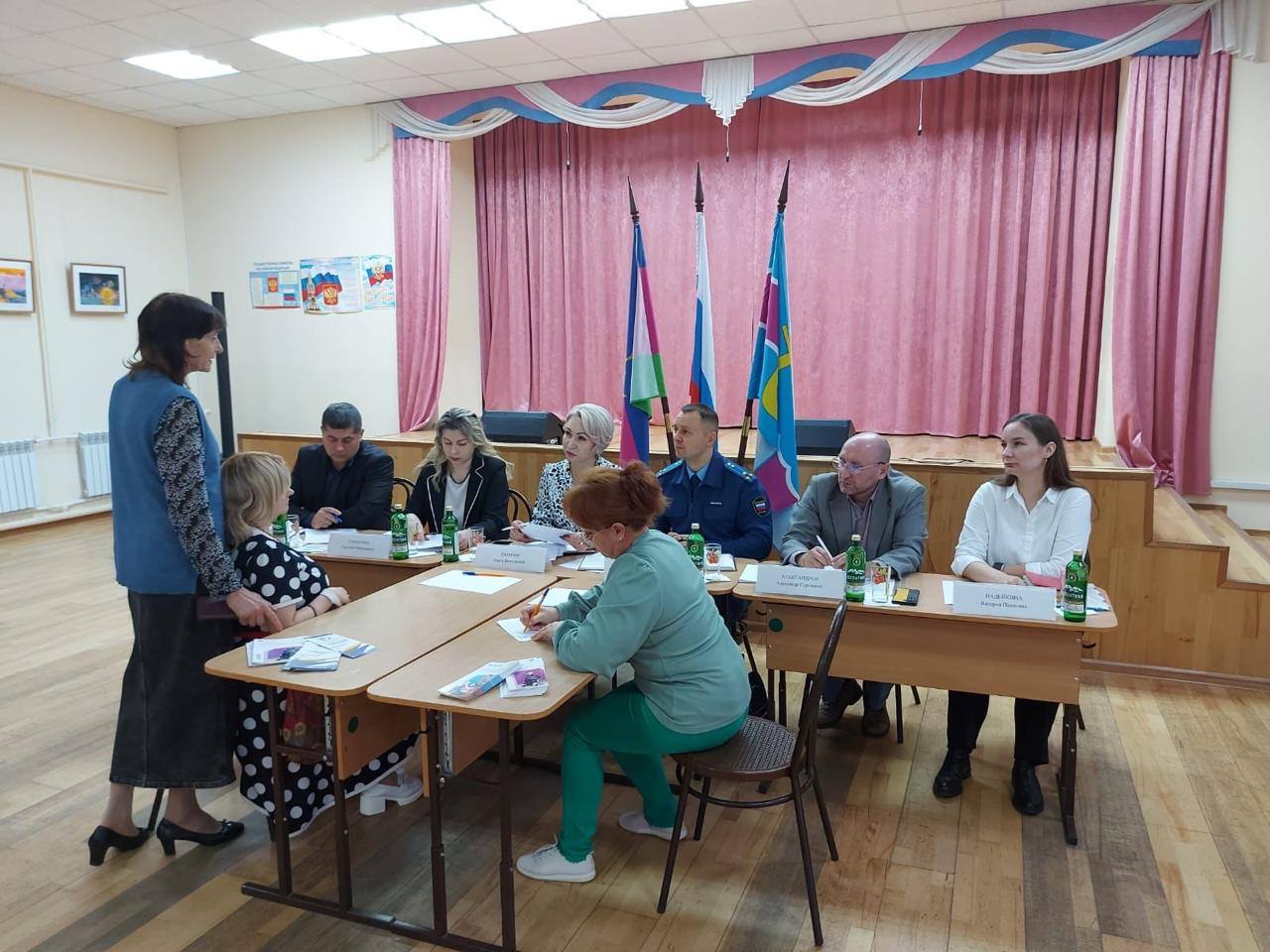 Прокурор района Роман Швецов с участием молодого специалиста прокуратуры, представителей социальной защиты населения, Фонда пенсионного и социального страхования России, администрации района, ГБУЗ «Темрюкская ЦРБ» и бюро МСЭ... Прокурор района Роман Швецов с участием молодого специалиста прокуратуры, представителей социальной защиты населения, Фонда пенсионного и социального страхования России, администрации района, ГБУЗ «Темрюкская ЦРБ» и бюро МСЭ...