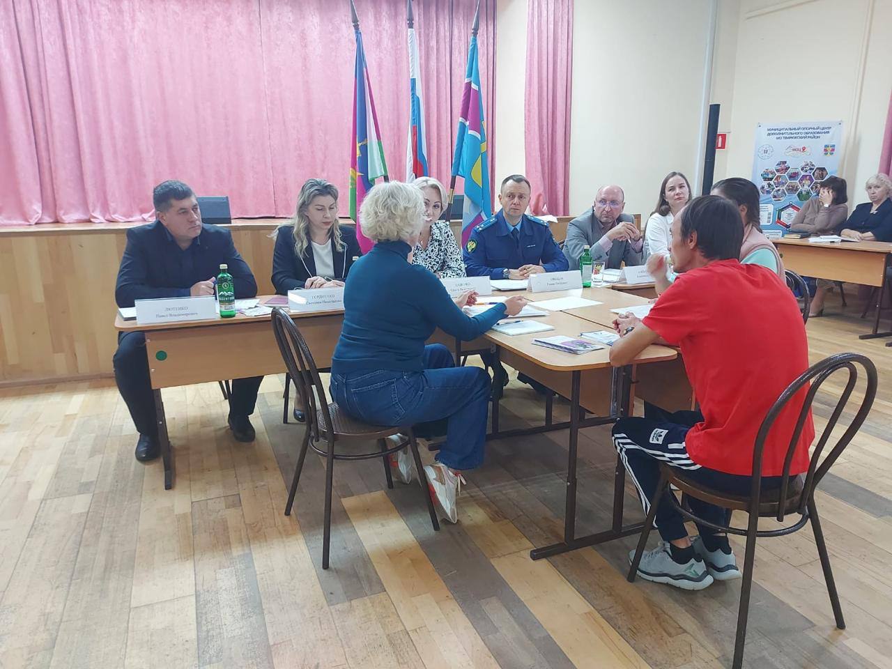 Прокурор района Роман Швецов с участием молодого специалиста прокуратуры, представителей социальной защиты населения, Фонда пенсионного и социального страхования России, администрации района, ГБУЗ «Темрюкская ЦРБ» и бюро МСЭ...