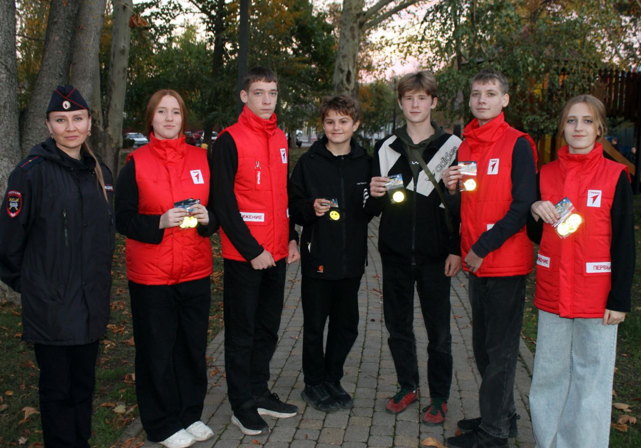 Сотрудники Госавтоинспекции Динского района совместно с активистами «Движения Первых» школы № 4 им. Г.К. Жукова провели акцию «Засветись в темноте» в центральном парке ст. Динской Сотрудники Госавтоинспекции Динского района совместно с активистами «Движения Первых» школы № 4 им. Г.К. Жукова провели акцию «Засветись в темноте» в центральном парке ст. Динской