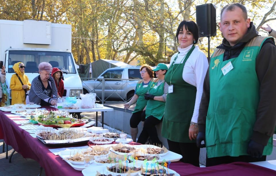 Посетители ярмарки выходного дня в Геленджике продегустировали колбасную продукцию Посетители ярмарки выходного дня в Геленджике продегустировали колбасную продукцию
