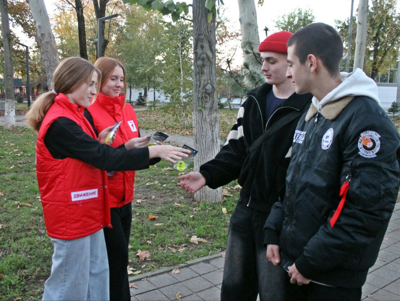 Сотрудники Госавтоинспекции Динского района совместно с активистами «Движения Первых» школы № 4 им. Г.К. Жукова провели акцию «Засветись в темноте» в центральном парке ст. Динской Сотрудники Госавтоинспекции Динского района совместно с активистами «Движения Первых» школы № 4 им. Г.К. Жукова провели акцию «Засветись в темноте» в центральном парке ст. Динской
