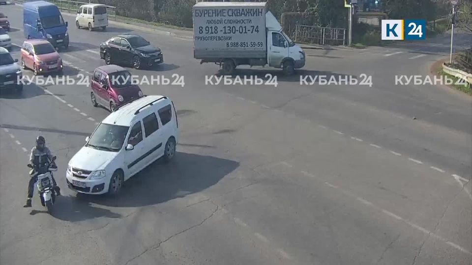 Летящего сквозь пространство и время поток машин водителя смог остановить мопедист