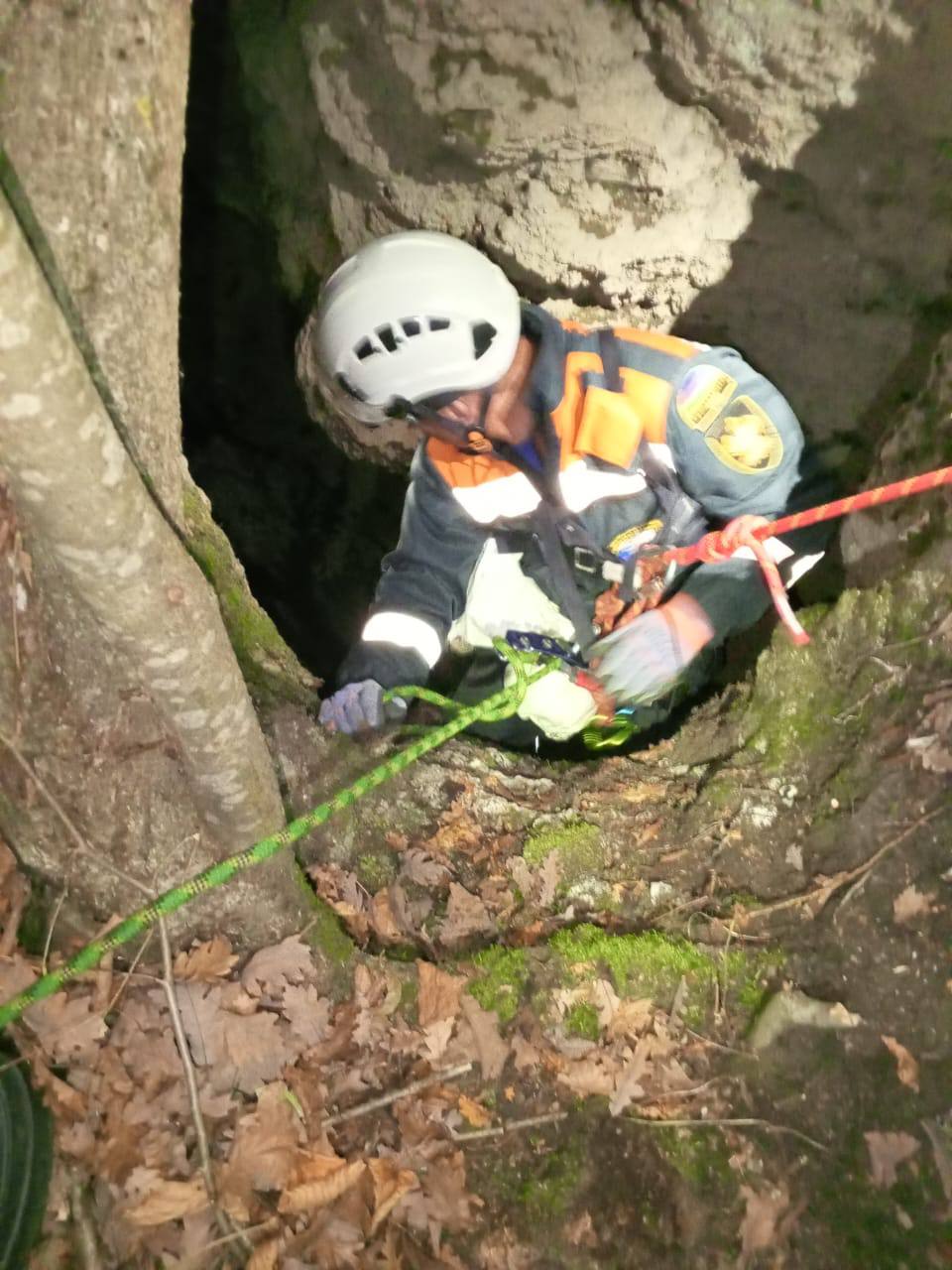 Собака упала в 10-метровую расщелину — ее спасли сотрудники Лабинского отряда «Кубань-СПАС» Собака упала в 10-метровую расщелину — ее спасли сотрудники Лабинского отряда «Кубань-СПАС»