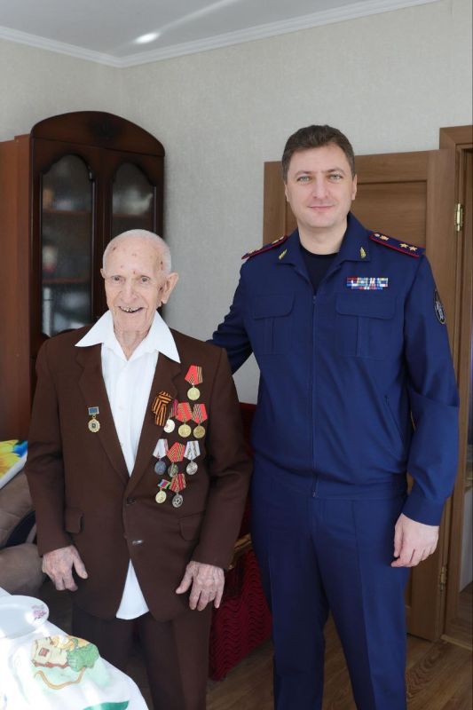 Руководитель следственного управления СК России по Краснодарскому краю Андрей Константинович Маслов в рамках рабочей поездки в Кропоткин навестил ветерана Великой Отечественной войны Алексея Васильевича Горяинова Руководитель следственного управления СК России по Краснодарскому краю Андрей Константинович Маслов в рамках рабочей поездки в Кропоткин навестил ветерана Великой Отечественной войны Алексея Васильевича Горяинова