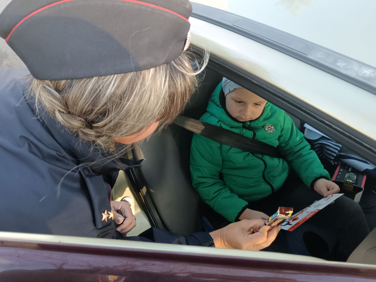 Сотрудники Госавтоинспекции совместно с представителями комиссии по делам несовершеннолетних и защите их прав, начальником ОДН УУП и ПДН организовали профилактический рейд по контролю за соблюдением правил перевозки детей... Сотрудники Госавтоинспекции совместно с представителями комиссии по делам несовершеннолетних и защите их прав, начальником ОДН УУП и ПДН организовали профилактический рейд по контролю за соблюдением правил перевозки детей...