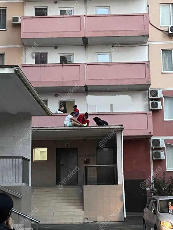 Трагедия случилась в Краснодаре в доме 1/1 по улице Атарбекова: маленький мальчик сорвался с общего балкона на седьмом этаже
