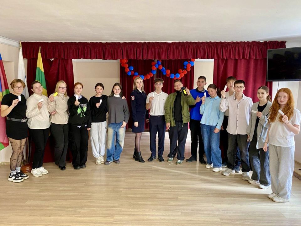 Сотрудники Госавтоинспекции Тихорецкого района провели профилактическое мероприятие «Будь Ярким» для студентов техникума отраслевых технологий