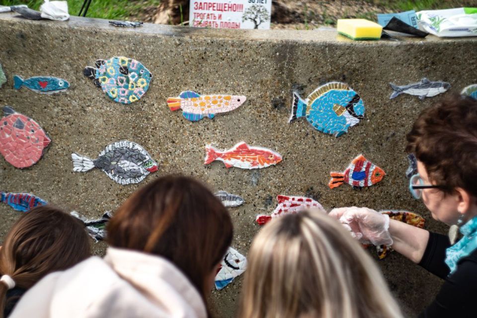 Стая новых мозаичных рыб «приплыла» на набережную в Новороссийске Стая новых мозаичных рыб «приплыла» на набережную в Новороссийске