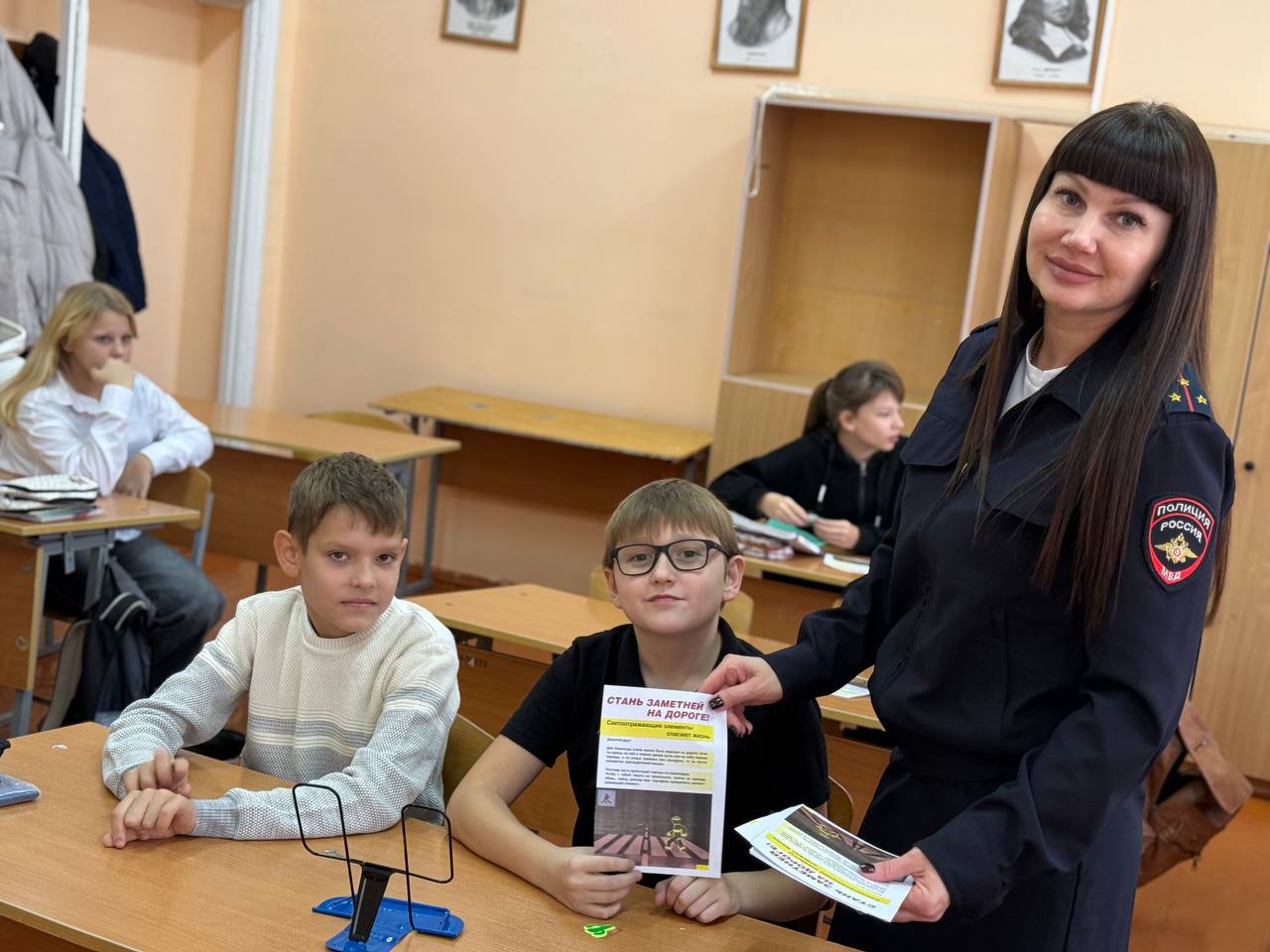 Сотрудники Госавтоинспекции Староминского района разъясняют школьникам необходимость использования световозвращающих элементов Сотрудники Госавтоинспекции Староминского района разъясняют школьникам необходимость использования световозвращающих элементов