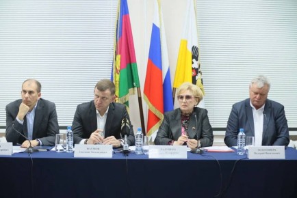 Евгений Наумов: В ст. Елизаветинской вместе с председателем городской Думы Верой Фёдоровной Галушко и моими коллегами провели встречу с инициативной группой жителей