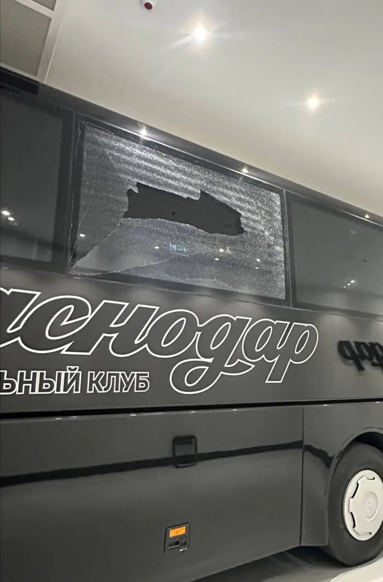 Рассказываем, почему окно автобуса «Спартака» оказалась разбито перед матчем с «Краснодаром»