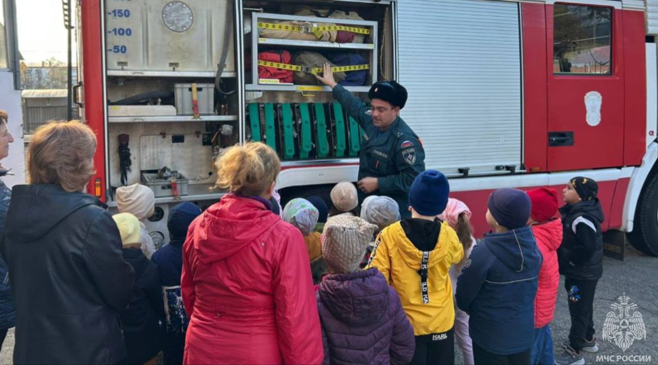 «Один день в пожарной части»: дошкольники познакомились с работой огнеборцев «Один день в пожарной части»: дошкольники познакомились с работой огнеборцев