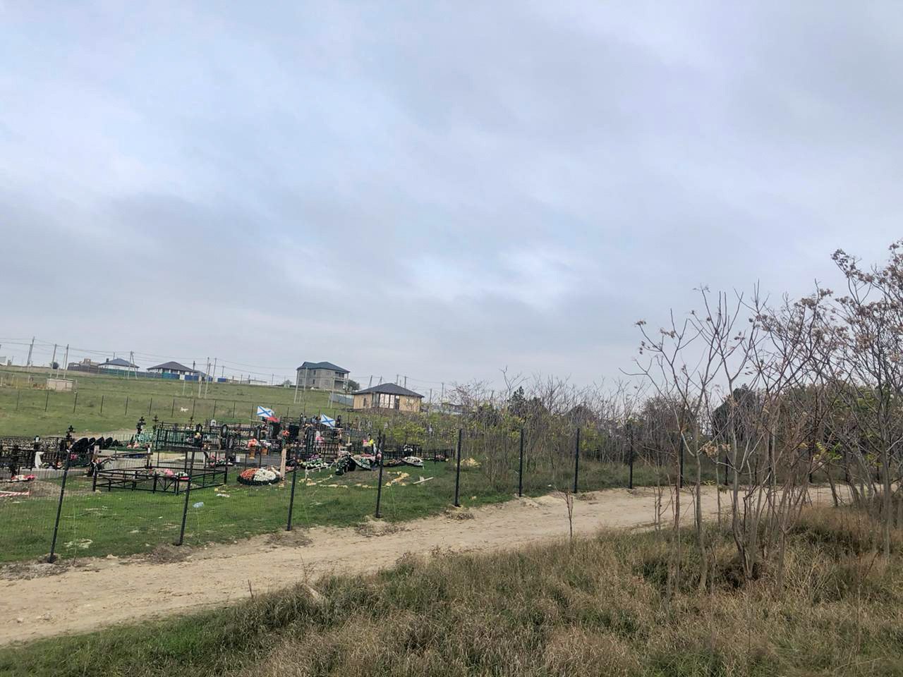 На кладбище посёлка Верхнее Джемете устанавливают новое ограждение На кладбище посёлка Верхнее Джемете устанавливают новое ограждение