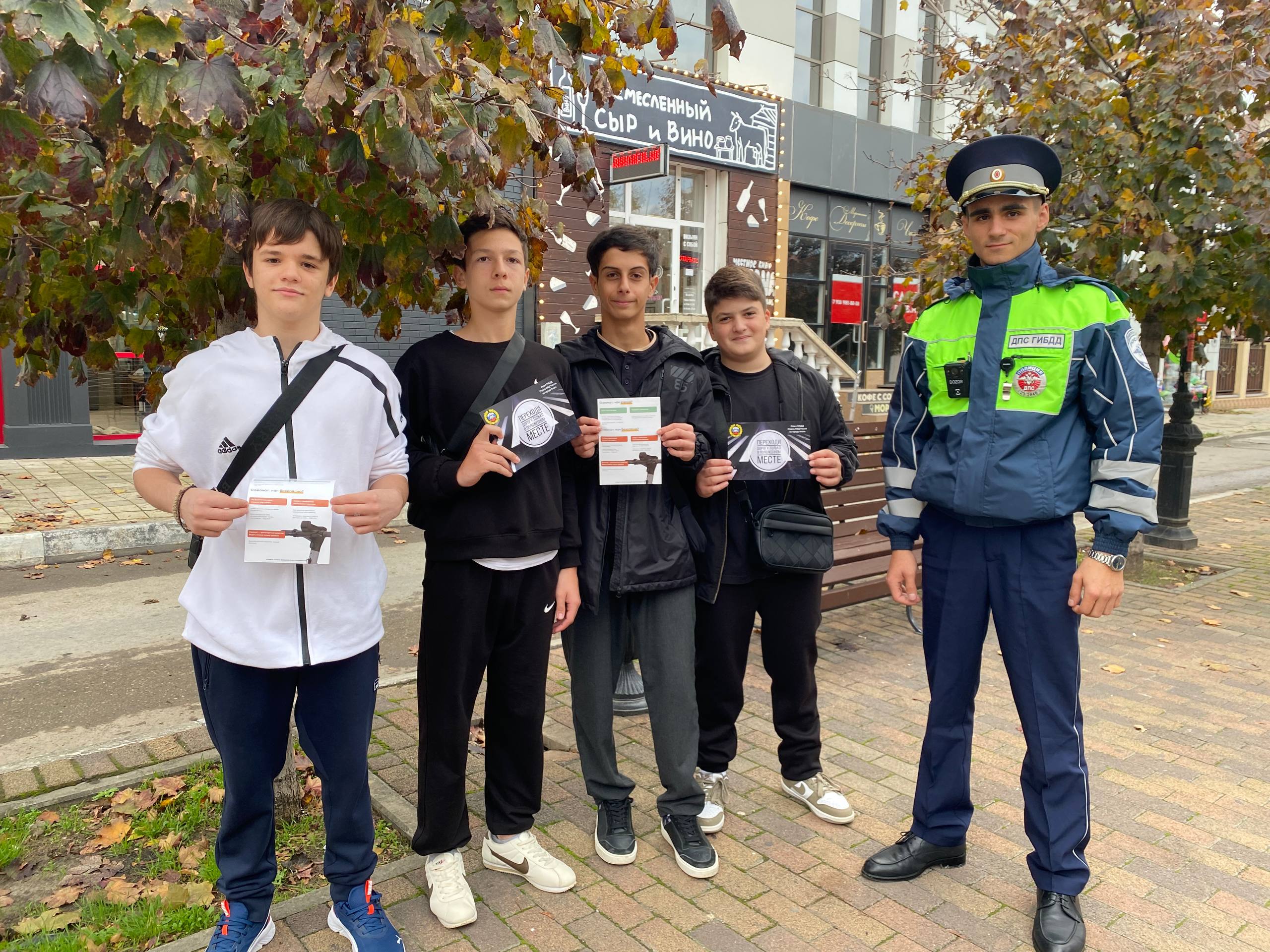 Безопасное детство: сотрудники Госавтоинспекции г. Анапы проводят беседы в парках и на площадках Безопасное детство: сотрудники Госавтоинспекции г. Анапы проводят беседы в парках и на площадках