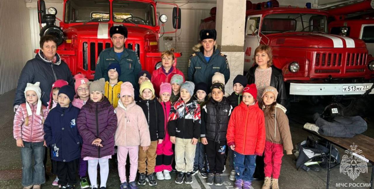 «Один день в пожарной части»: дошкольники познакомились с работой огнеборцев