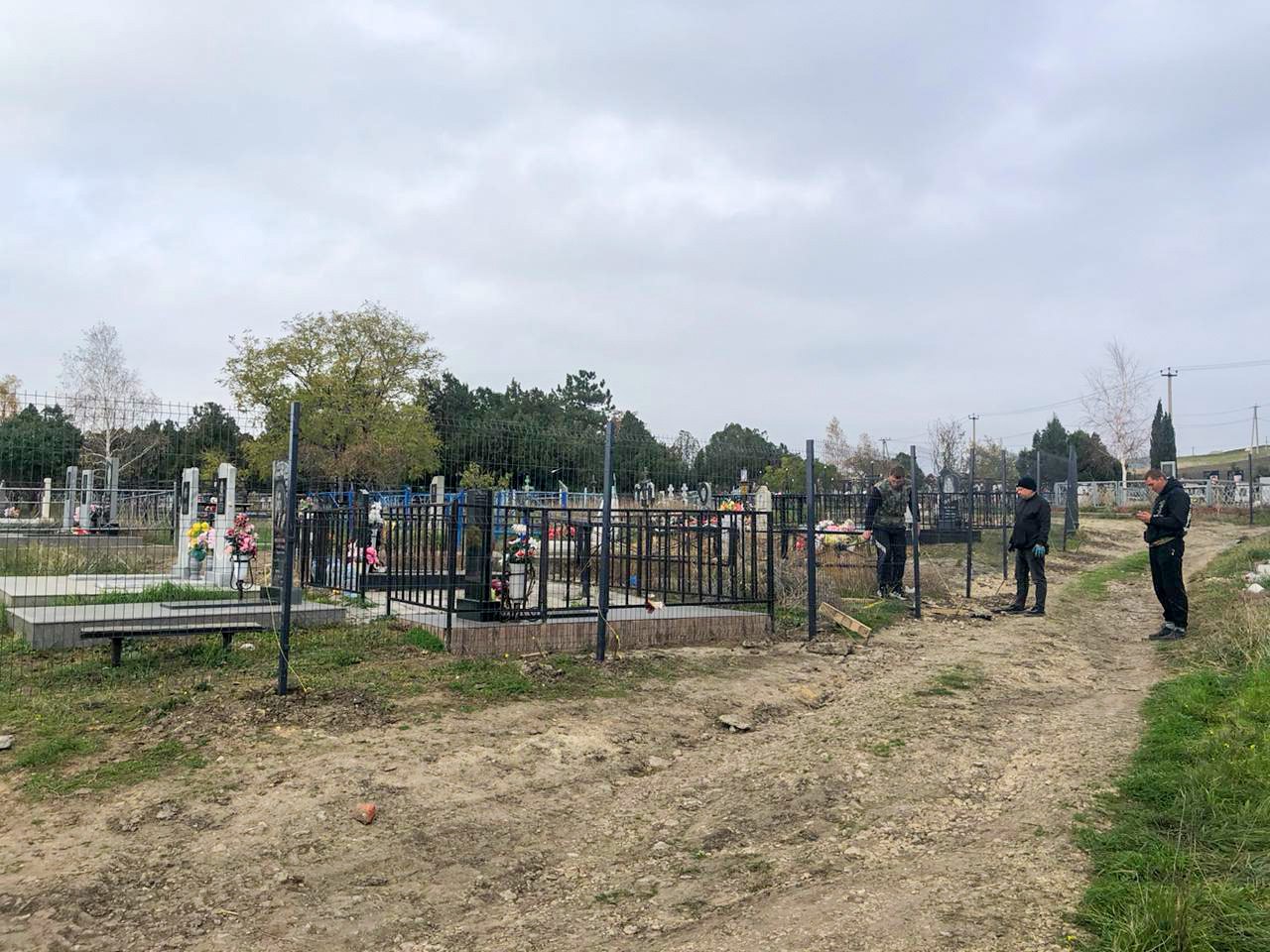 На кладбище посёлка Верхнее Джемете устанавливают новое ограждение