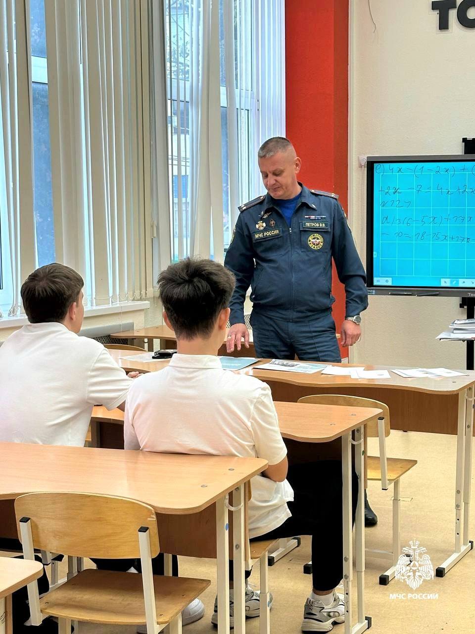 Путь в профессию: как встречи с МЧС России помогают школьникам определиться с будущим Путь в профессию: как встречи с МЧС России помогают школьникам определиться с будущим