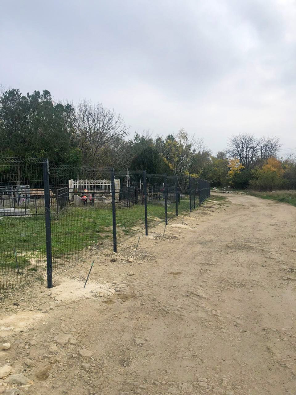 На кладбище посёлка Верхнее Джемете устанавливают новое ограждение На кладбище посёлка Верхнее Джемете устанавливают новое ограждение