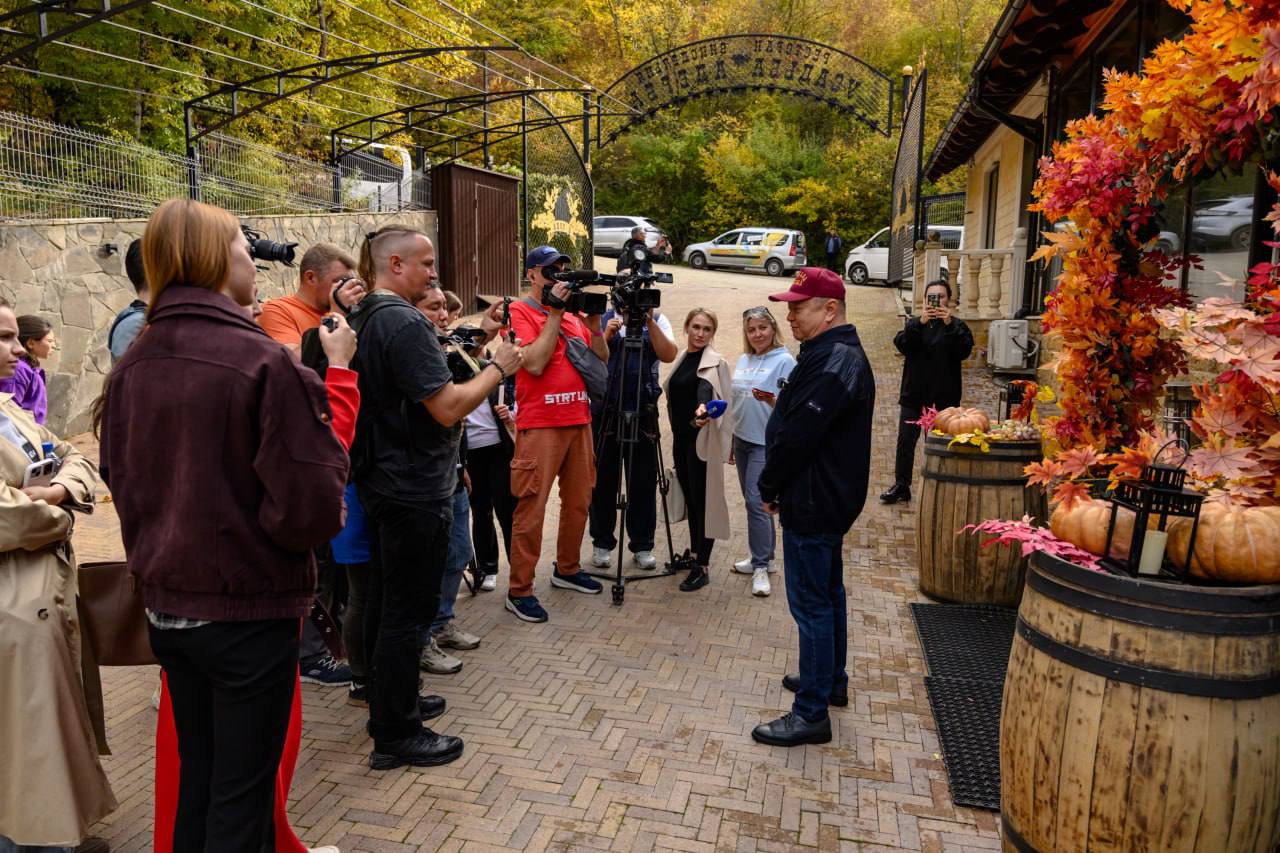 Набережная, канатная дорога, драйв и дегустация – чем ещё удивляли журналистов Набережная, канатная дорога, драйв и дегустация – чем ещё удивляли журналистов