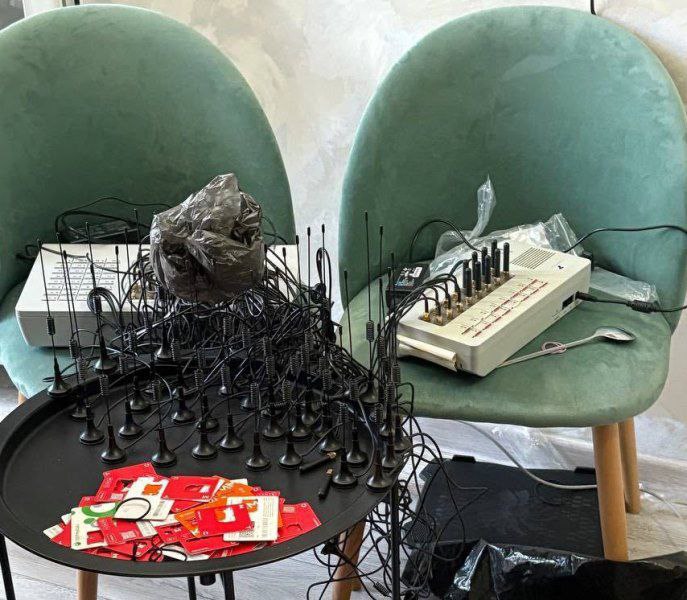 Изъяли 800 сим-карт: в Адыгее оперативники накрыли колл-центр, которым пользовались интернет-преступники Изъяли 800 сим-карт: в Адыгее оперативники накрыли колл-центр, которым пользовались интернет-преступники