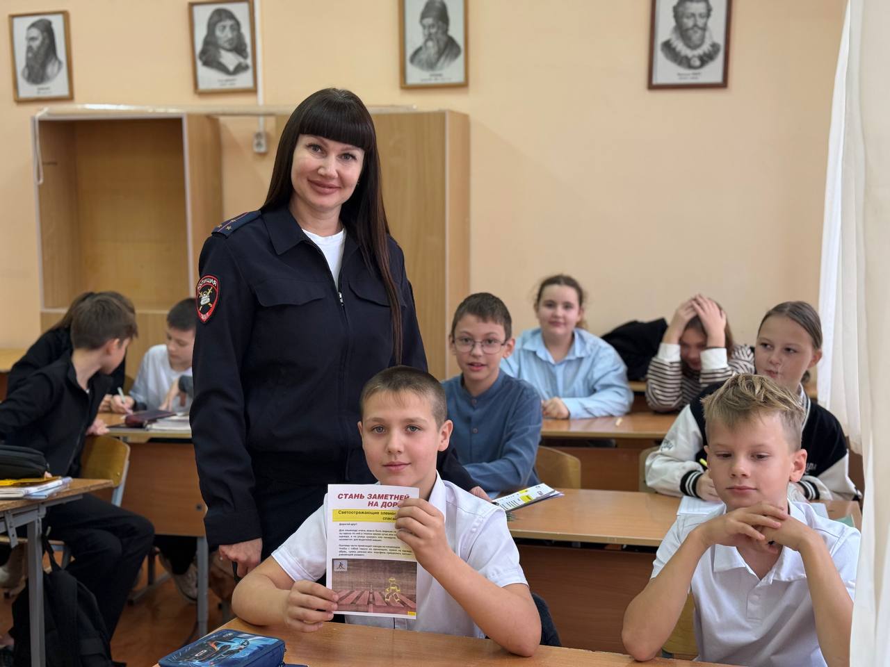 Сотрудники Госавтоинспекции Староминского района разъясняют школьникам необходимость использования световозвращающих элементов Сотрудники Госавтоинспекции Староминского района разъясняют школьникам необходимость использования световозвращающих элементов