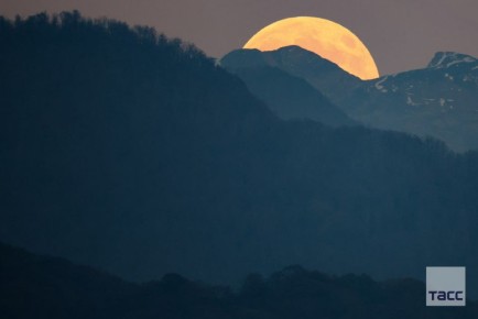 #галерея_ТАСС. Кадры Суперлуния в Сочи 5 ноября 2025 года